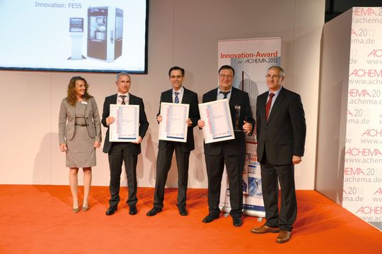 Große Freude bei den Vertretern von Seidenader (zweiter von links) und Bosch Packaging (dritter von links) über die Shortlistplatzierung in der Kategorie Pharmatechnik. Thomas Heinrich, Technischer Direktor des Tablettierspezialisten Fette (zweiter von rechts), nahm den Innovation Award für die neue Tablettenpresse FE 55 entgegen. Links bzw. rechts außen: Anke Geipel-Kern, stellvertretende Chefredakteurin PharmaTEC, und Publisher Gerd Kielburger. Große Freude bei den Vertretern von Seidenader (zweiter von links) und Bosch Packaging (dritter von links) über die Shortlistplatzierung in der Kategorie Pharmatechnik. Thomas Heinrich, Technischer Direktor des Tablettierspezialisten Fette (zweiter von rechts), nahm den Innovation Award für die neue Tablettenpresse FE 55 entgegen. Links bzw. rechts außen: Anke Geipel-Kern, stellvertretende Chefredakteurin PharmaTEC, und Publisher Gerd Kielburger.