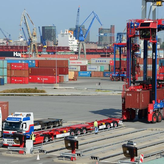 Dem Feldversuch mit Lang-Lkw, hier im Hamburger Hafen, haben sich außer Hamburg und Schleswig-Holstein auch Niedersachsen, Sachsen, Thüringen, Hessen und Bayern angeschlossen. Dem Feldversuch mit Lang-Lkw, hier im Hamburger Hafen, haben sich außer Hamburg und Schleswig-Holstein auch Niedersachsen, Sachsen, Thüringen, Hessen und Bayern angeschlossen.