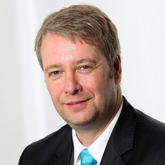 Dr. Stefan Sommer, Vorstandsvorsitzender der ZF Friedrichshafen AG: „Im Zuge der Neuorganisation unserer Lieferantenbeziehungen werden wir auch die Anzahl unserer Lieferanten deutlich reduzieren.“ Dr. Stefan Sommer, Vorstandsvorsitzender der ZF Friedrichshafen AG: „Im Zuge der Neuorganisation unserer Lieferantenbeziehungen werden wir auch die Anzahl unserer Lieferanten deutlich reduzieren.“