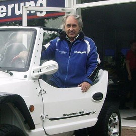 Günter Schlüter mit dem neuen Buggy 800 von Quadix. Günter Schlüter mit dem neuen Buggy 800 von Quadix.