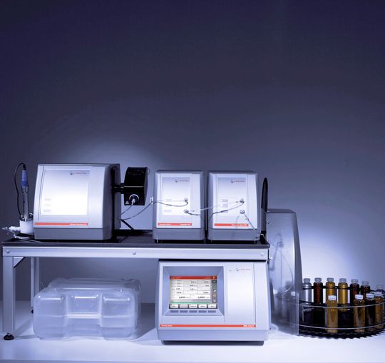 Abb.1: Kombiniertes Messsystem: Viskosimeter Lovis 2000 ME, Dichtemessgerät DMA M, Trübungsmessmodul HazeQC ME, Alkoholmessmodul Alcolyzer ME und Xsample Probenwechsler. Abb.1: Kombiniertes Messsystem: Viskosimeter Lovis 2000 ME, Dichtemessgerät DMA M, Trübungsmessmodul HazeQC ME, Alkoholmessmodul Alcolyzer ME und Xsample Probenwechsler.