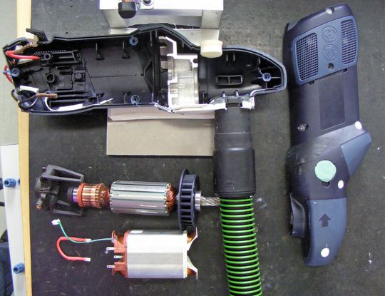 Bild 1: Wicklungsversuchseinrichtung demontiert. Von oben: Gehäuse, Anker mit Kohlenhalter und Lüfter sowie Wicklung mit geklebtem PTC-Sensor. Bild 1: Wicklungsversuchseinrichtung demontiert. Von oben: Gehäuse, Anker mit Kohlenhalter und Lüfter sowie Wicklung mit geklebtem PTC-Sensor.