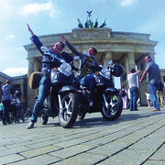 Die zwei Superheroes von Emco posieren am Brandenburger Tor. Die zwei Superheroes von Emco posieren am Brandenburger Tor.