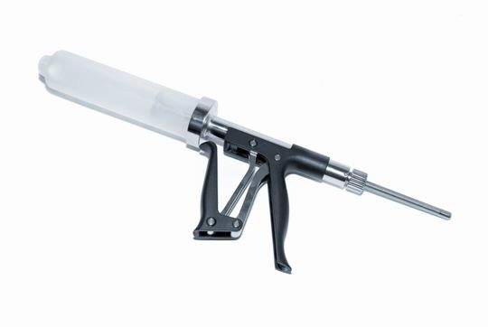 Zementpistole - Beispiel für Kombination von Kunststoff und Metall in einem Produkt. Zementpistole - Beispiel für Kombination von Kunststoff und Metall in einem Produkt.