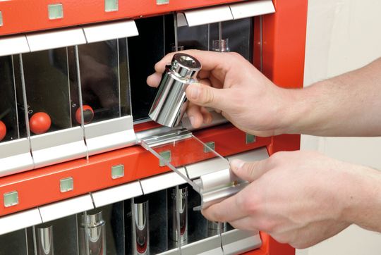 Moderne Materialwirtschaft mit dem CPS-Orsymat 3.0: einfach Material wählen, sicher entnehmen und automatisch bestellen - fertig. Moderne Materialwirtschaft mit dem CPS-Orsymat 3.0: einfach Material wählen, sicher entnehmen und automatisch bestellen - fertig.