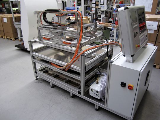 Für das automatisierte Schäften wurde eine mobile Fräsmaschine entwickelt, die mithilfe von Sauggreifern an der Reparaturstelle angebracht wird. Ein Transportgestell sorgt für schnelle Verfügbarkeit. Für das automatisierte Schäften wurde eine mobile Fräsmaschine entwickelt, die mithilfe von Sauggreifern an der Reparaturstelle angebracht wird. Ein Transportgestell sorgt für schnelle Verfügbarkeit.