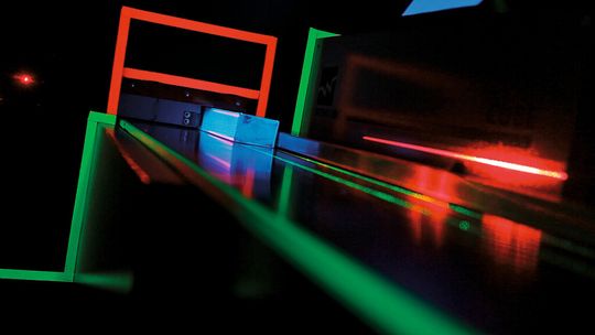 Bild 1: Bei dieser Hobelmaschine werden alle vier Seiten des Werkstücks zugleich gehobelt.