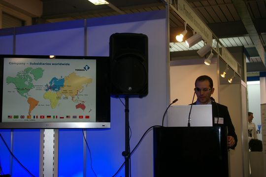 Carlos Almeida portant le titre de «Area Sales Manager Switzerland», et responsable du secteur horlogerie au sein de l’entreprise Tornos SA exposant à l'occasion du dernier salon du SIAMS la répartition des antennes Tornos dans le monde entier. Carlos Almeida portant le titre de «Area Sales Manager Switzerland», et responsable du secteur horlogerie au sein de l’entreprise Tornos SA exposant à l'occasion du dernier salon du SIAMS la répartition des antennes Tornos dans le monde entier.