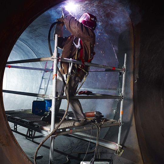 Beim Bau des „Block 9“ für das Großkraftwerk Mannheim setzt Voith Industrial Service nun erstmals auf das EWM-Schweißverfahren „pipeSolution“. Dies ermöglicht ein drei- bis viermal schnelleres Schweißen und spart zudem einige hundert Kilogramm Schweißzusatzdraht. Beim Bau des „Block 9“ für das Großkraftwerk Mannheim setzt Voith Industrial Service nun erstmals auf das EWM-Schweißverfahren „pipeSolution“. Dies ermöglicht ein drei- bis viermal schnelleres Schweißen und spart zudem einige hundert Kilogramm Schweißzusatzdraht.