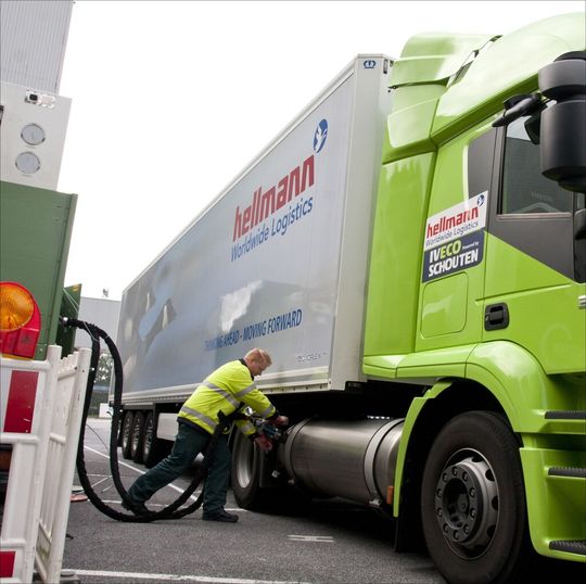 Zusammen mit Scania, Iveco und dem Tankstellenbauer Bohlen & Doyen testete Hellmann vier wochen lang den Lkw-Betrieb mit flüssigem Erdgas (LNG). Zusammen mit Scania, Iveco und dem Tankstellenbauer Bohlen & Doyen testete Hellmann vier wochen lang den Lkw-Betrieb mit flüssigem Erdgas (LNG).