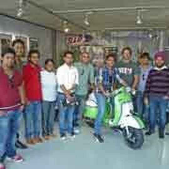 Der Rollerspezialist SIP Scootershop bekam Besuch von einer indischen Businessgruppe. Der Rollerspezialist SIP Scootershop bekam Besuch von einer indischen Businessgruppe.