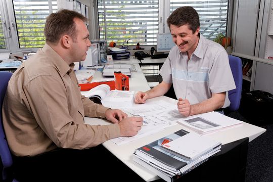 Des spécialistes proposent leurs services et conseils à la clientèle en matière de sécurité. Des spécialistes proposent leurs services et conseils à la clientèle en matière de sécurité.