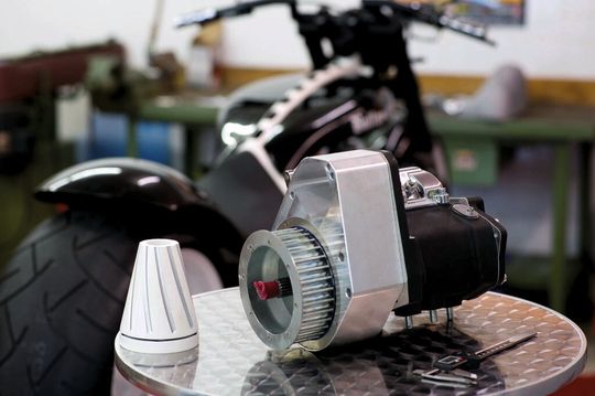 Die Maschinen bearbeiten viele unterschiedliche Motorradteile, einschliesslich der Gabelköpfe, des kompletten Riemenantriebs, der Riemenscheibe, des Bremsadapters und der Fussrastenanlage. Die Maschinen bearbeiten viele unterschiedliche Motorradteile, einschliesslich der Gabelköpfe, des kompletten Riemenantriebs, der Riemenscheibe, des Bremsadapters und der Fussrastenanlage.