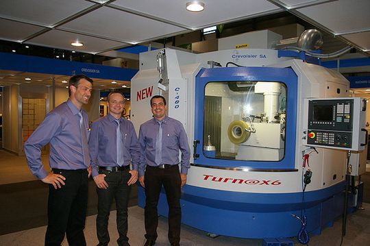 L'équipe Crevoisier SA, devant la plus récente des machines: La C480,une machine de meulage pour la préparation à la terminaison. L'équipe Crevoisier SA, devant la plus récente des machines: La C480,une machine de meulage pour la préparation à la terminaison.
