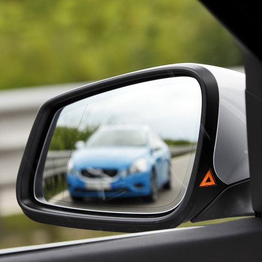 Der Spurwechselassistent warnt vor anderen Fahrzeugen im toten Winkel Der Spurwechselassistent warnt vor anderen Fahrzeugen im toten Winkel