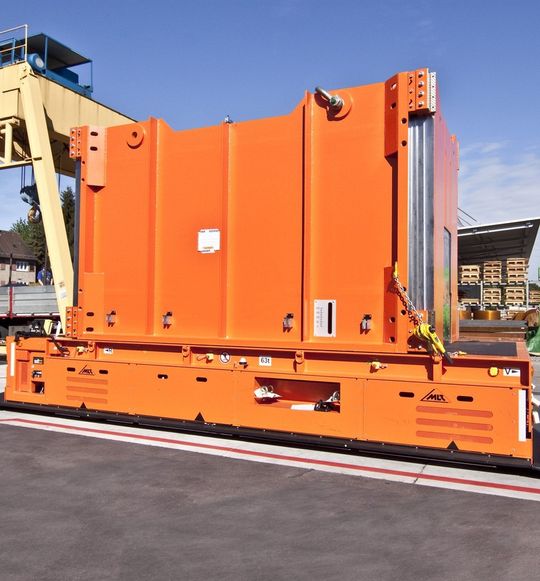 Schwerlast-FTF von MLR für Außenbereiche mit 63 t Nutzlast. Schwerlast-FTF von MLR für Außenbereiche mit 63 t Nutzlast.