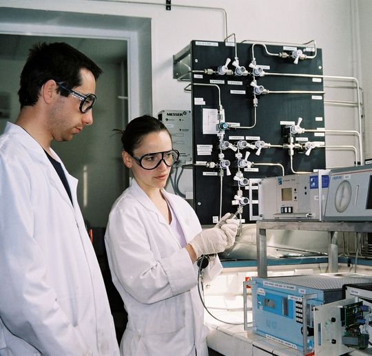 Abb. 1: Jedes Kalibriergas von Messer wird nach der Fertigung im eigenen Labor analysiert. Abb. 1: Jedes Kalibriergas von Messer wird nach der Fertigung im eigenen Labor analysiert.