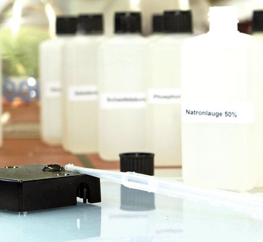 Abb. 1: Ob Salzsäure, Natronlauge oder Chlor: Die ProLabor-Oberfläche zeichnet sich u.a. durch ihre besondere Chemikalien-Beständigkeit aus. Abb. 1: Ob Salzsäure, Natronlauge oder Chlor: Die ProLabor-Oberfläche zeichnet sich u.a. durch ihre besondere Chemikalien-Beständigkeit aus.