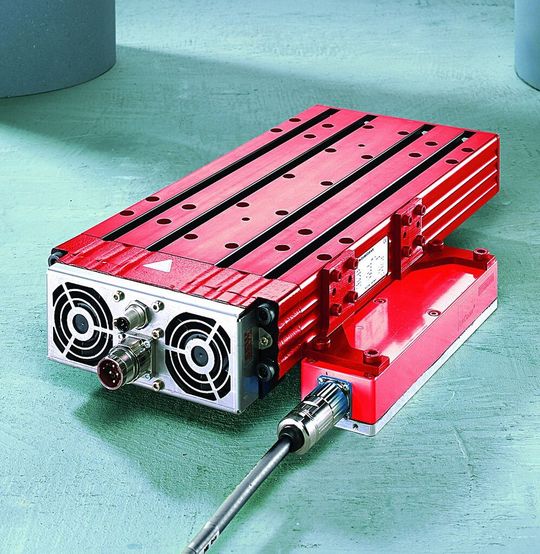 Bild 1: Mit dem Linearmotor SL2 erreicht die Fügeeinheit annähernd Erdbeschleunigung. Bild 1: Mit dem Linearmotor SL2 erreicht die Fügeeinheit annähernd Erdbeschleunigung.