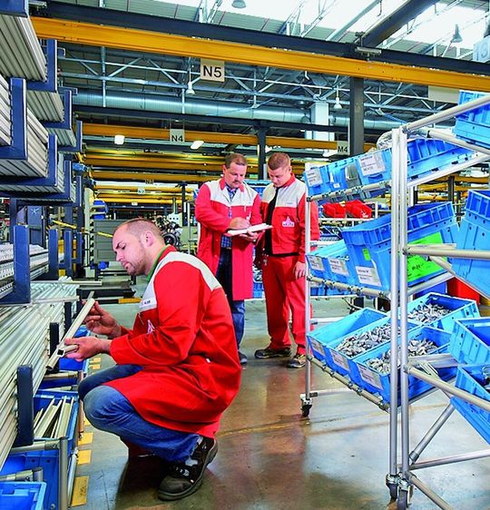 Bild 1: Mitten in der Produktionshalle bauen oder erweitern Mitarbeiter von Deutz täglich Betriebsmittel, um die Montage dem kontinuierlichen Verbesserungsprozess entsprechend effizienter oder ergonomischer zu gestalten.