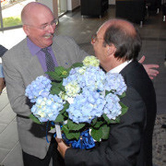 Franz-Peter Strohbücker (li.) kommt mit Blumen für Ernst Haack. Franz-Peter Strohbücker (li.) kommt mit Blumen für Ernst Haack.