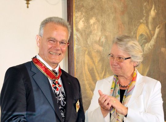 Die Bundesministerin für Bildung und Forschung, Annette Schavan (re), überreichte Professor Bullinger das Große Verdienstkreuz mit Stern des Verdienstordens der Bundesrepublik Deutschland. Die Bundesministerin für Bildung und Forschung, Annette Schavan (re), überreichte Professor Bullinger das Große Verdienstkreuz mit Stern des Verdienstordens der Bundesrepublik Deutschland.