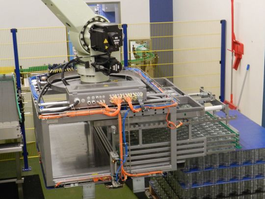 Komplexe Greiftechnik für schweren Betrieb – Aufnahme der Glaskörper durch Verschieben einer kompletten Lage. Komplexe Greiftechnik für schweren Betrieb – Aufnahme der Glaskörper durch Verschieben einer kompletten Lage.