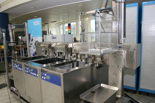 Einsatz vor allem in der Uhrenindustrie und Medizintechnik: Ultraschallreinigungsanlagen von Elma. Einsatz vor allem in der Uhrenindustrie und Medizintechnik: Ultraschallreinigungsanlagen von Elma.