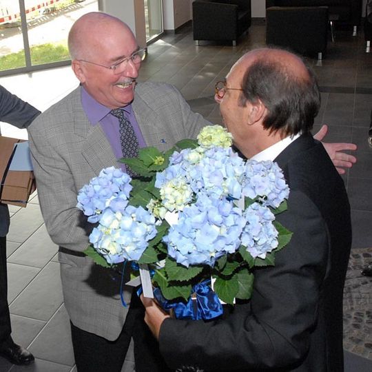 Franz-Peter Strohbücker, Geschäftsführender Vorsitzender des Verbandes der Motorjournalisten (li.) überreicht Ernst Haack Blumen. Franz-Peter Strohbücker, Geschäftsführender Vorsitzender des Verbandes der Motorjournalisten (li.) überreicht Ernst Haack Blumen.