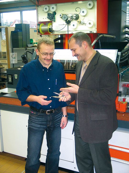 Peter King, Geschäftsführer der Eroform GmbH (links), und Hirschmann-Vertriebsleiter Jürgen Zöh diskutieren über die Vorteile des erosiven Drehens und Schleifens. Bild: Kuttkat Peter King, Geschäftsführer der Eroform GmbH (links), und Hirschmann-Vertriebsleiter Jürgen Zöh diskutieren über die Vorteile des erosiven Drehens und Schleifens. Bild: Kuttkat