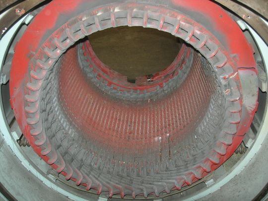 Fehlen bei einem Stator Nutkeile, können schwere Schäden an der Wicklung entstehen. Beschädigen sie beim Lösen die Spulen, kann dies bis zum Ausfall der Maschine führen. Fehlen bei einem Stator Nutkeile, können schwere Schäden an der Wicklung entstehen. Beschädigen sie beim Lösen die Spulen, kann dies bis zum Ausfall der Maschine führen.