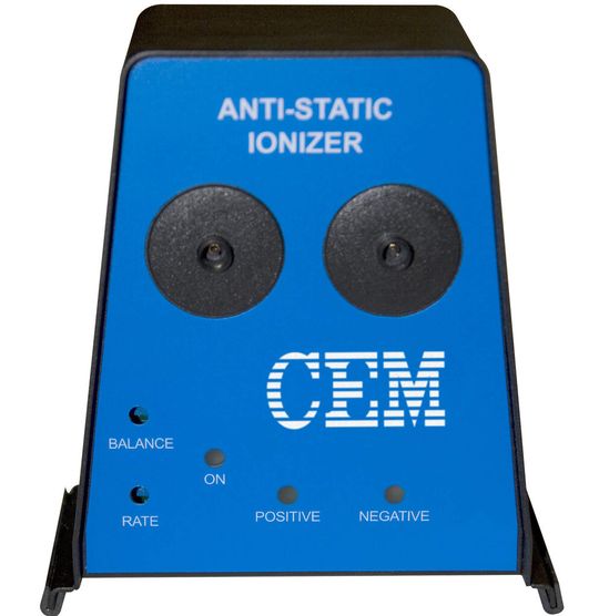 Aantistat 2000 ermöglicht das problemlose – von statischer Aufladung ungestörte – Einwiegen von Feststoffproben. Aantistat 2000 ermöglicht das problemlose – von statischer Aufladung ungestörte – Einwiegen von Feststoffproben.
