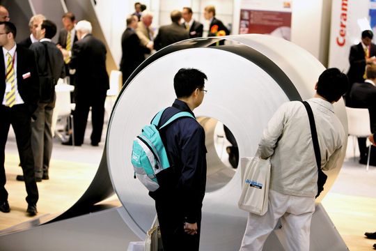 Die Aluminium-Messe wird internationaler: Neben dem europäischen Ausland sind auch Nordamerika, die arabischen Staaten und Asien auf der Messe stark vertreten. Die Aluminium-Messe wird internationaler: Neben dem europäischen Ausland sind auch Nordamerika, die arabischen Staaten und Asien auf der Messe stark vertreten.