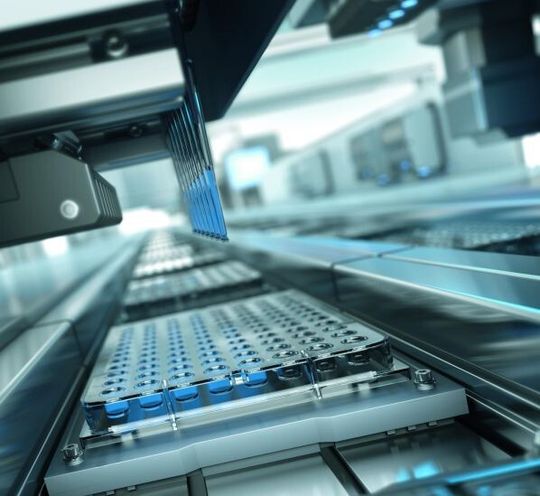 Das Labor der Zukunft verbindet Modularität, Adaptivität, Miniaturisierung und eine Menge Informationstechnologie. Der Automatisierungsgrad in den Laboren steigt deutlich an Das Labor der Zukunft verbindet Modularität, Adaptivität, Miniaturisierung und eine Menge Informationstechnologie. Der Automatisierungsgrad in den Laboren steigt deutlich an