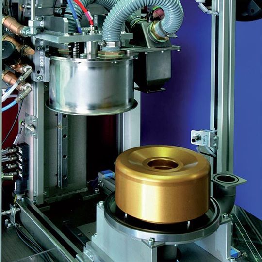 Die Prüfkammer schließt eng um den Prüfling (Drehmomentwandler) ab. Das geringe freie Volumen garantiert äußerst kurze und damit wirtschaftliche Prüfzeiten.