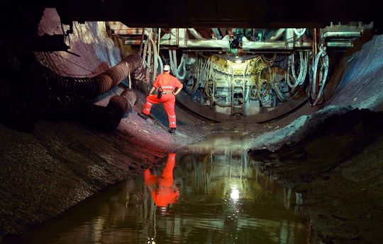 Gigantische Tunnelbohrmaschinen, die sich mit mehr als 500 t Schubkraft Zentimeter für Zentimeter durch härteste Bergmassive kämpfen. Versorgt werden diese Boliden mit Leitungen, die es in sich haben. Gigantische Tunnelbohrmaschinen, die sich mit mehr als 500 t Schubkraft Zentimeter für Zentimeter durch härteste Bergmassive kämpfen. Versorgt werden diese Boliden mit Leitungen, die es in sich haben.