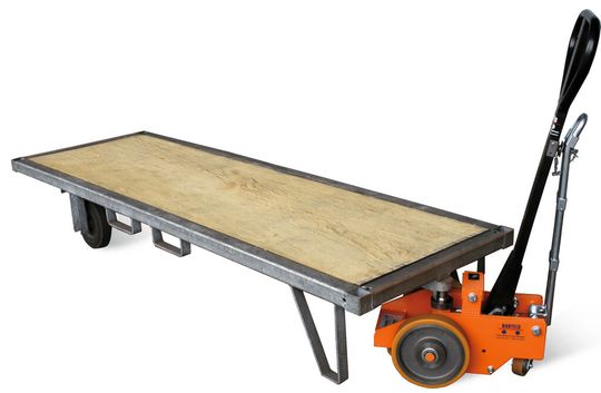 Der Hebelroller HR Hydro von Bartels eignet sich für das Bewegen von Rollplatten mit einer Traglast von bis zu 5 t. Der Hebelroller HR Hydro von Bartels eignet sich für das Bewegen von Rollplatten mit einer Traglast von bis zu 5 t.