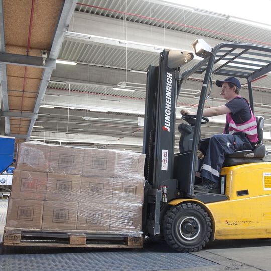 Weltweit kann Hellmann ab sofort mit der Software „Ecalc“ auf Grundlage der gleichen Prozesse und nach einheitlichem Vorgehen kalkulieren. Weltweit kann Hellmann ab sofort mit der Software „Ecalc“ auf Grundlage der gleichen Prozesse und nach einheitlichem Vorgehen kalkulieren.