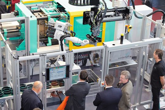 Automatische Fertigungszellen für Hochlohnländer stehen im Fokus der Fakuma 2012. Was beim Spritzgießen zählt, sind hohe Qualität und niedrige Stückkosten. Automatische Fertigungszellen für Hochlohnländer stehen im Fokus der Fakuma 2012. Was beim Spritzgießen zählt, sind hohe Qualität und niedrige Stückkosten.