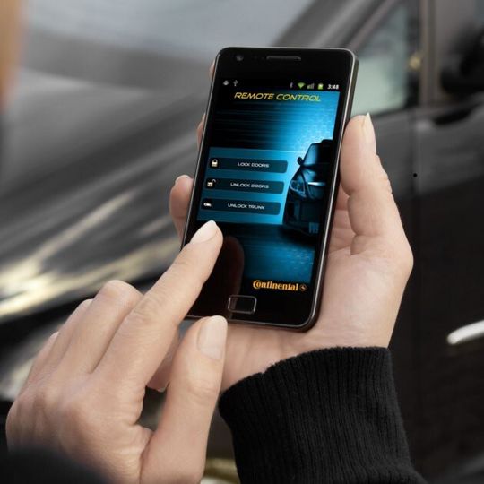 Das Smartphone soll nicht nur den schlüssellosen Zugang zum Pkw bieten, sondern auch persönliche Fahrzeugeinstellungen speichern. Das Smartphone soll nicht nur den schlüssellosen Zugang zum Pkw bieten, sondern auch persönliche Fahrzeugeinstellungen speichern.