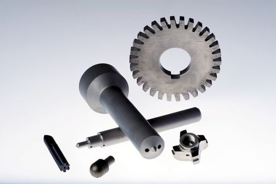 Hartmetalle müssen höchsten Belastungen standhalten. Je nach Anwendungsbereich werden die Sorten spezifisch zusammengesetzt, gesintert und nachbearbeitet. Hartmetalle müssen höchsten Belastungen standhalten. Je nach Anwendungsbereich werden die Sorten spezifisch zusammengesetzt, gesintert und nachbearbeitet.