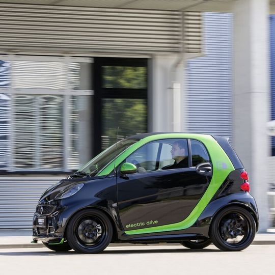 Klein, schwarz und kräftig: Der smart BRABUS electric drive Klein, schwarz und kräftig: Der smart BRABUS electric drive