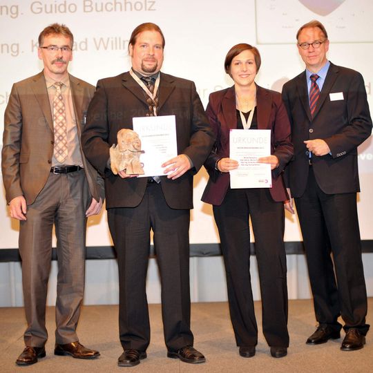 1. Platz: Dipl.-Inform. Marion Purrio, Bärbel Nymphius, Dipl.-Ing. Guido Buchholz, Dipl.-Ing. Konrad Willms mit ihrer Arbeit „DCC – Überwachung und Regelung des Tropfenübergangs beim MSG-Impulsschweißprozess“ der RWTH Aachen University, Institut für Schweißtechnik und Fügetechnik 1. Platz: Dipl.-Inform. Marion Purrio, Bärbel Nymphius, Dipl.-Ing. Guido Buchholz, Dipl.-Ing. Konrad Willms mit ihrer Arbeit „DCC – Überwachung und Regelung des Tropfenübergangs beim MSG-Impulsschweißprozess“ der RWTH Aachen University, Institut für Schweißtechnik und Fügetechnik