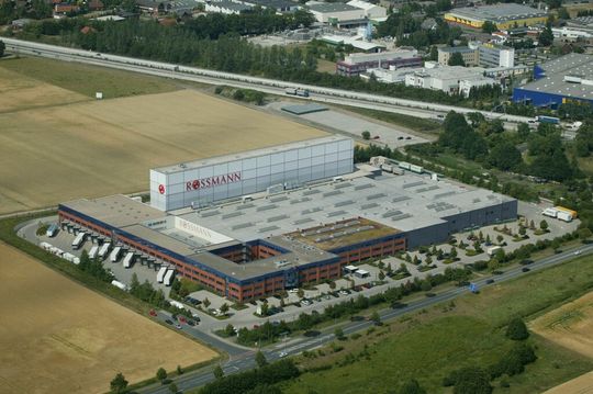In der Rossmann-Zentrale trafen die Verantwortlichen die Investitionsentscheidung für den Standort Wustermark. Das Unternehmen will mit dem neuen Distributionszentrum den Nordosten versorgen. In der Rossmann-Zentrale trafen die Verantwortlichen die Investitionsentscheidung für den Standort Wustermark. Das Unternehmen will mit dem neuen Distributionszentrum den Nordosten versorgen.