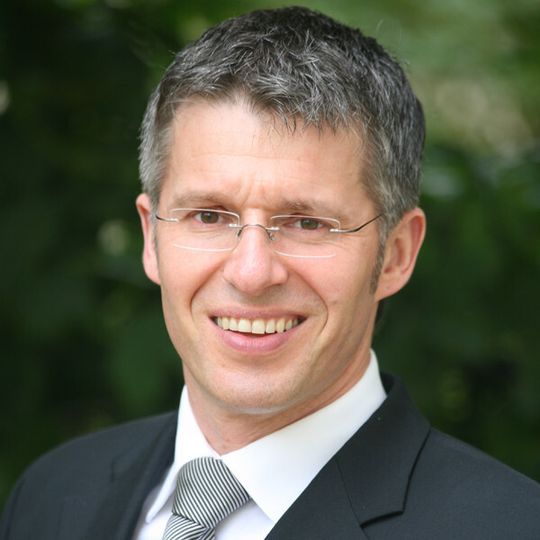 „Die Umfrageergebnisse haben uns überrascht“, kommentiert Dr. Bernhard Rohleder, Hauptgeschäftsführer bei BITKOM, die neuen Zahlen. „Gleichzeitig müssen wir dafür sorgen, dass die Vermittlung einer Kulturtechnologie wie IT an allgemeinbildenden Schulen zum Standard wird.“ „Die Umfrageergebnisse haben uns überrascht“, kommentiert Dr. Bernhard Rohleder, Hauptgeschäftsführer bei BITKOM, die neuen Zahlen. „Gleichzeitig müssen wir dafür sorgen, dass die Vermittlung einer Kulturtechnologie wie IT an allgemeinbildenden Schulen zum Standard wird.“