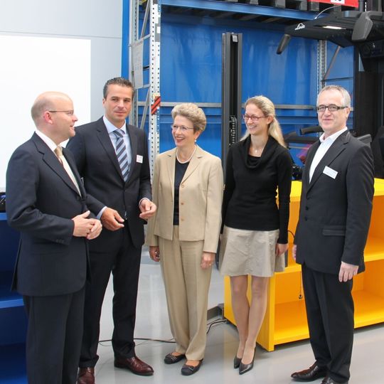 Kion-GF Gordon Riske, KWS-GF Marc Lehnstaedt, OB Barbara Bosch, Projektleiterin Michale Weiss und Architekt Helmut Hirth (v.l.) bei der Einweihung des neuen KWS-Schulungsgebäudes. Kion-GF Gordon Riske, KWS-GF Marc Lehnstaedt, OB Barbara Bosch, Projektleiterin Michale Weiss und Architekt Helmut Hirth (v.l.) bei der Einweihung des neuen KWS-Schulungsgebäudes.