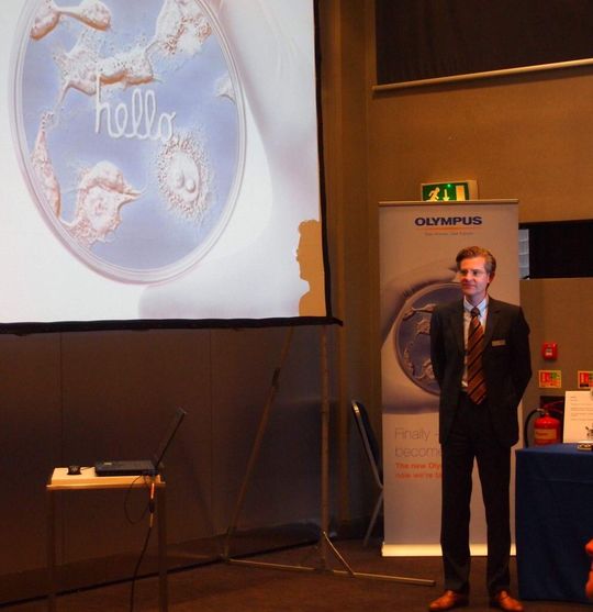 Gunnar Schröder, Leiter Marketing Mikroskopie Europa bei Olympus, bei der Präsentation der neue Life-Cell-Imaging-Mikroskope. Gunnar Schröder, Leiter Marketing Mikroskopie Europa bei Olympus, bei der Präsentation der neue Life-Cell-Imaging-Mikroskope.