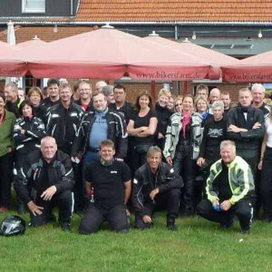 Viele der ehemalige Fahrschüler der Bikers School treffen sich alljährlich zu einer gemeinsamen Ausfahrt. Viele der ehemalige Fahrschüler der Bikers School treffen sich alljährlich zu einer gemeinsamen Ausfahrt.