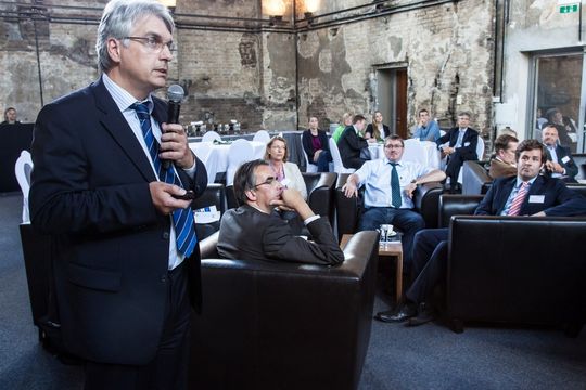 Heiko Nowak (mit Mikro) von der Rhenus AG stellt während des Workshops ein Best-Practice-Beispiel aus einer anderen Branche vor Heiko Nowak (mit Mikro) von der Rhenus AG stellt während des Workshops ein Best-Practice-Beispiel aus einer anderen Branche vor