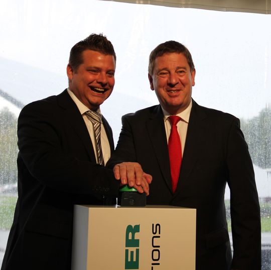Jetzt geht's los: Dr. Rüdiger Kapitza (rechts), Vorstandsvorsitzender der Gildemeister AG, und Dr. Frank Beermann, Geschäftsführer der Sparte Energy Solutions, drücken den Startknopf für den Energy Solutions Park.